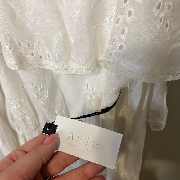 NWT ASTR The Label White Eyelet Lace Off the Shoulder Blouse Size Large - Picture 4 of 7